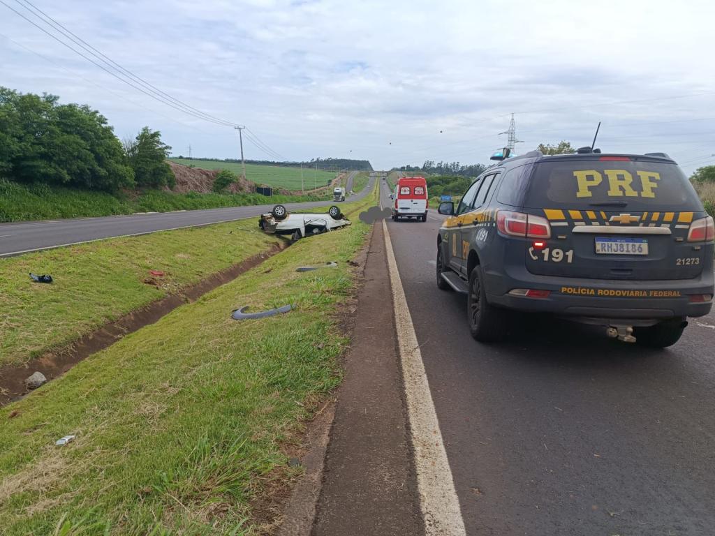 Saída de pista seguida de capotamento deixa idoso morto na BR-376, em Nova Esperança, neste domingo (16)