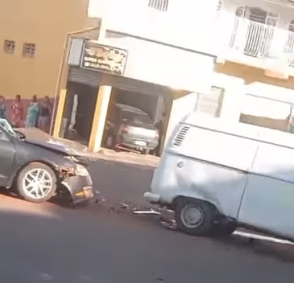 Motorista é presa por embriaguez ao volante após acidente no centro de Nova Esperança