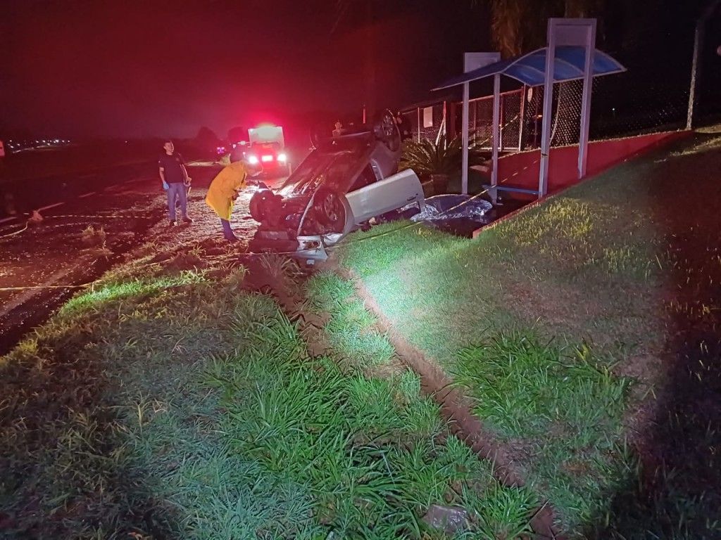 Empresário morre após carro capotar ao atingir capivara na BR-376