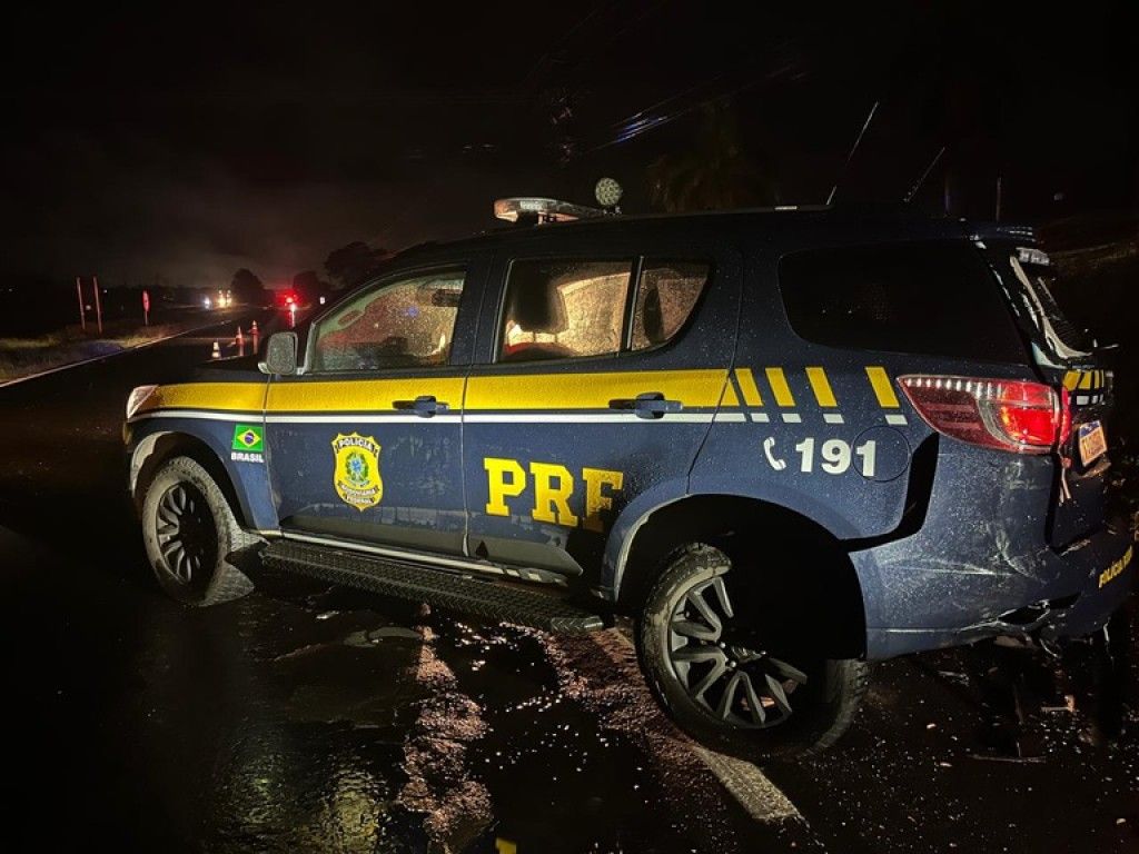 PRF prende motorista bêbado após colisão com viatura na região