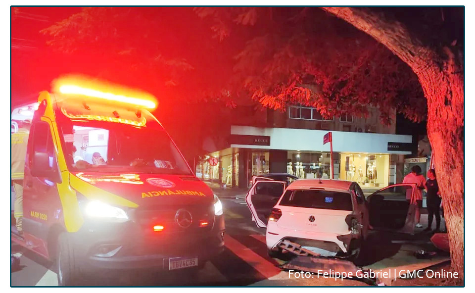 Motorista avança preferencial e provoca forte batida com ônibus no centro de Maringá.