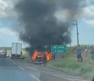 Grave acidente entre um fusca e um caminhão termina com carro em chamas