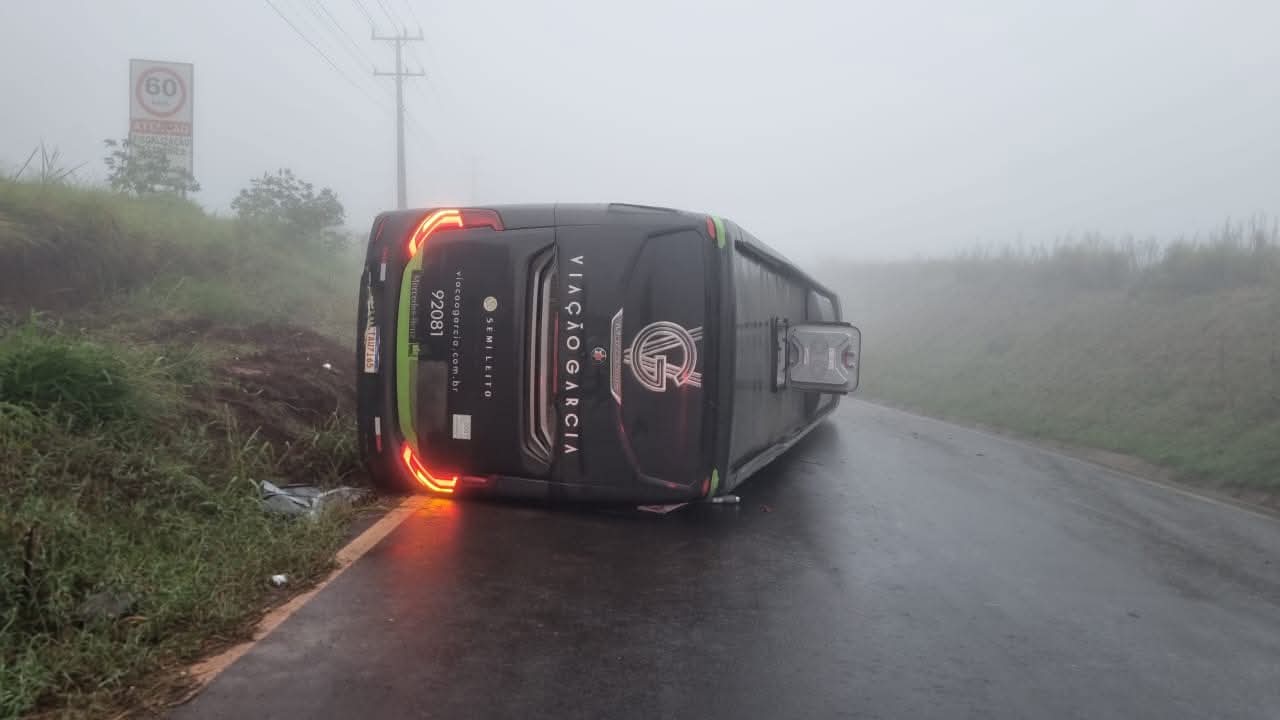 Tombamento de ônibus da Viação Garcia deixa feridos em Mandaguari
