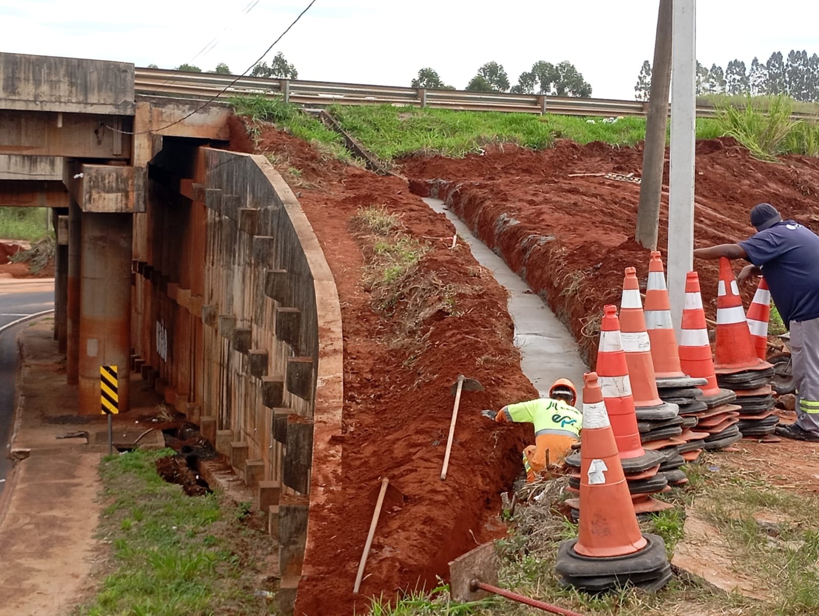 Obras no viaduto do “Sorrisal” em Nova Esperança buscam resolver problema de erosão na saída para Paranavaí