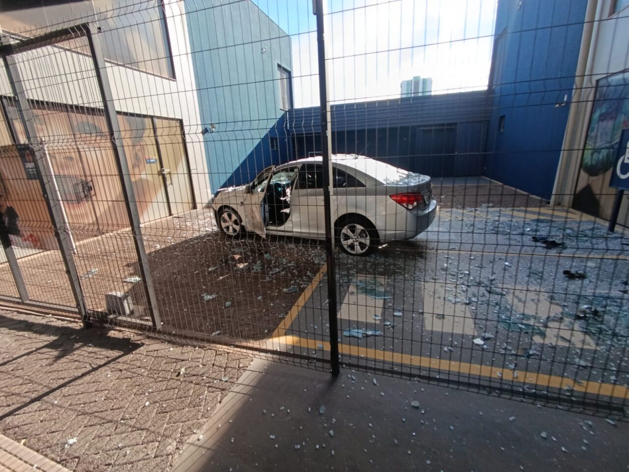 Motorista perde controle, invade escola e foge após acidente em Maringá