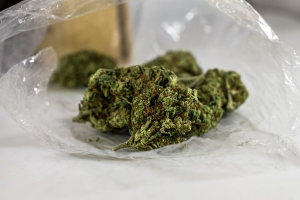 Dupla é presa por tráfico de drogas no Centro de Nova Esperança