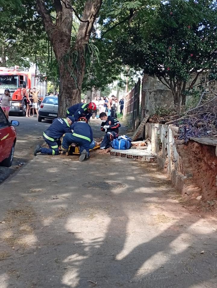 Muro desaba sobre mãe e filha em Nova Esperança; adolescente é transferida de helicóptero para Maringá