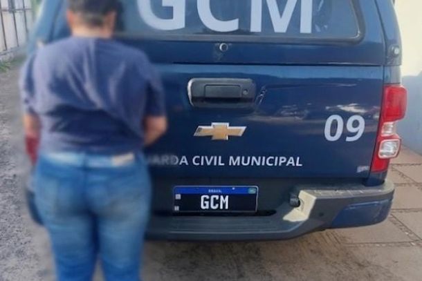 Mulher é detida após causar danos e agredir enfermeiro na Santa Casa de Paranavaí